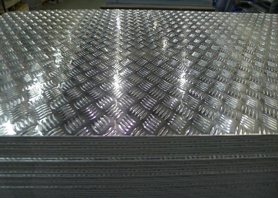 China Os passos de escada de alumínio do anti deslizamento chapeiam 3003 5052 6061 placas de alumínio do verificador para forros de cama do caminhão fornecedor