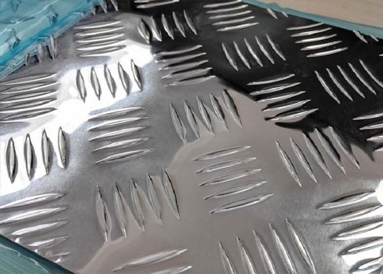 China Folha de alumínio 3003 do revestimento brilhante brilhante placa de alumínio do passo de 5 barras fornecedor